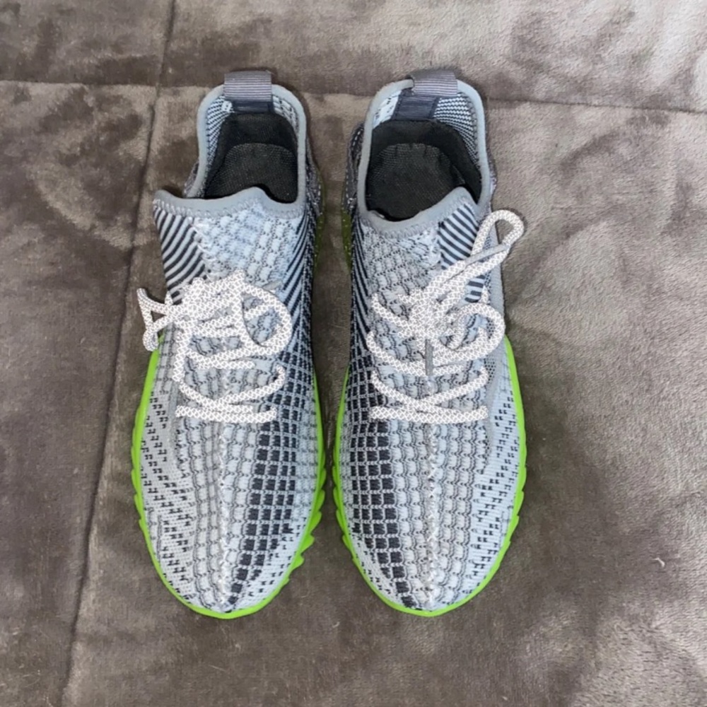 Reflective sneakers by Jolimall